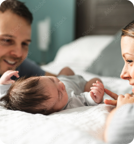Un couple de gendarmes heureux d'accueillir leur premier enfant assurance enfant