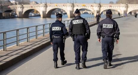 Trois agents de la police nationale échangent sur l'intérêt d'une protection juridique
