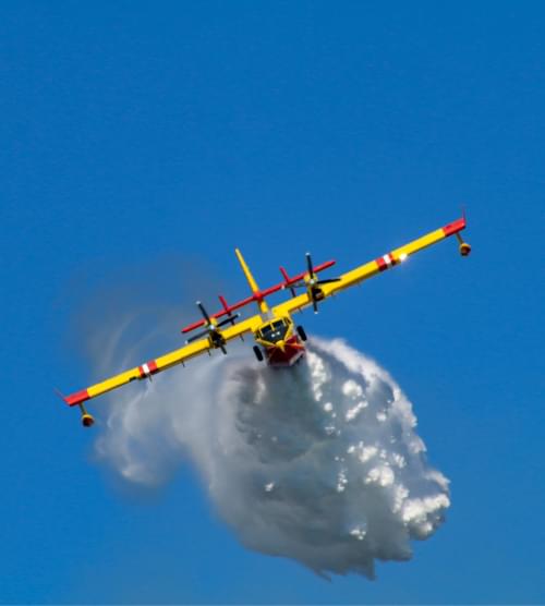Un avion-canadair vole dans les airs pour éteindre un feu prévoyance pompier